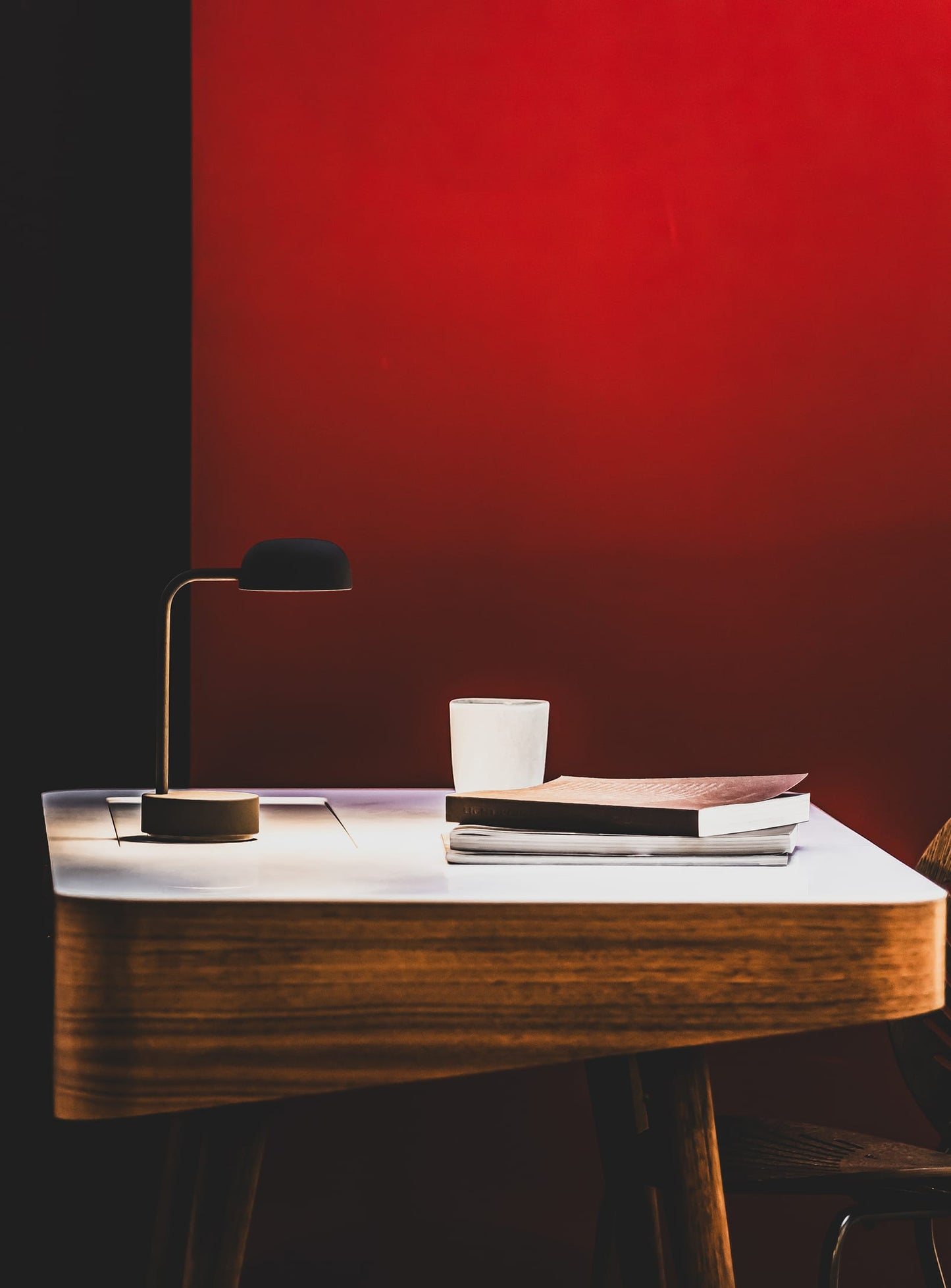 Kooduu’s Fokus Anthracite table lamp – an elegant LED lighting solution with USB charging and up to 40 hours of battery life.