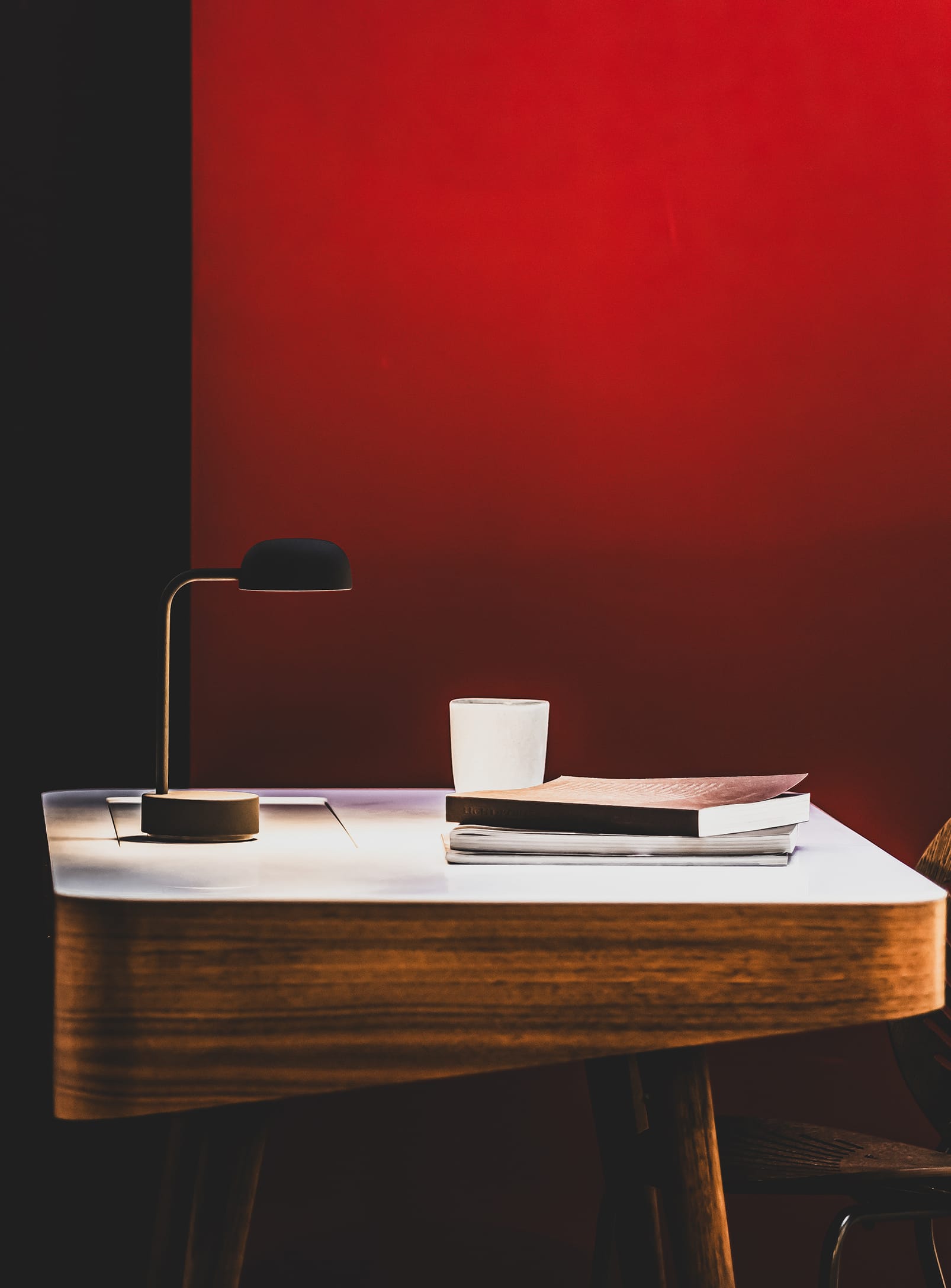 Kooduu’s Fokus Anthracite table lamp – an elegant LED lighting solution with USB charging and up to 40 hours of battery life.