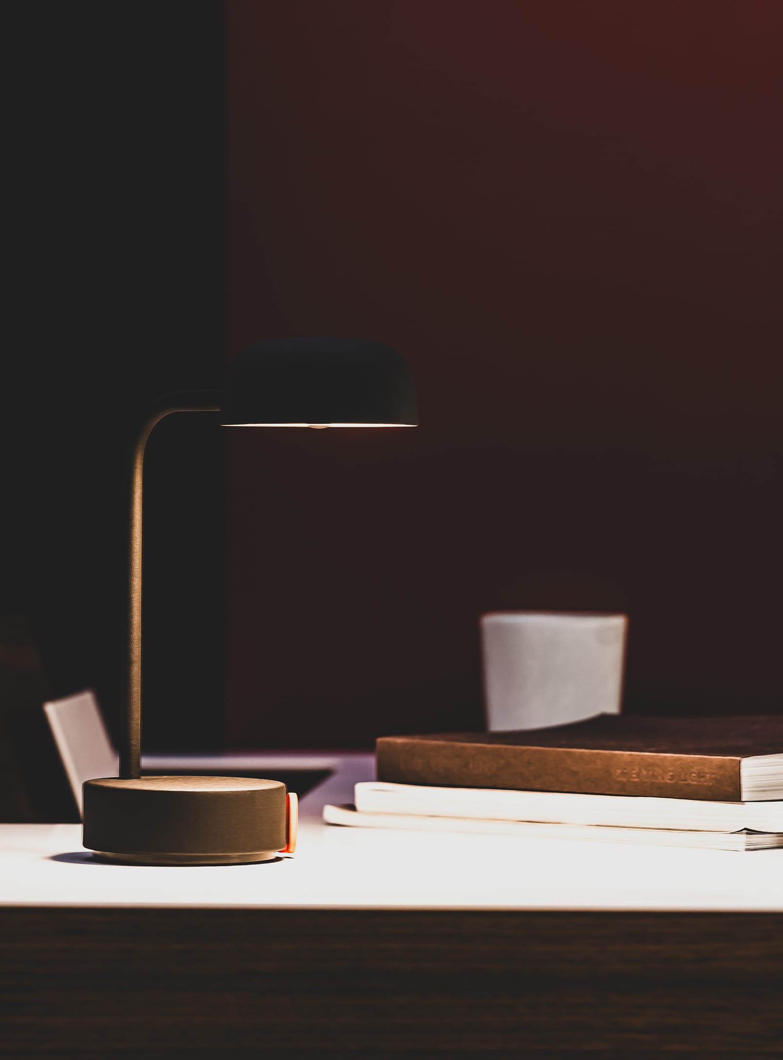 Illuminate your home with the Kooduu Fokus Anthracite, a rechargeable LED table lamp that blends style and functionality.