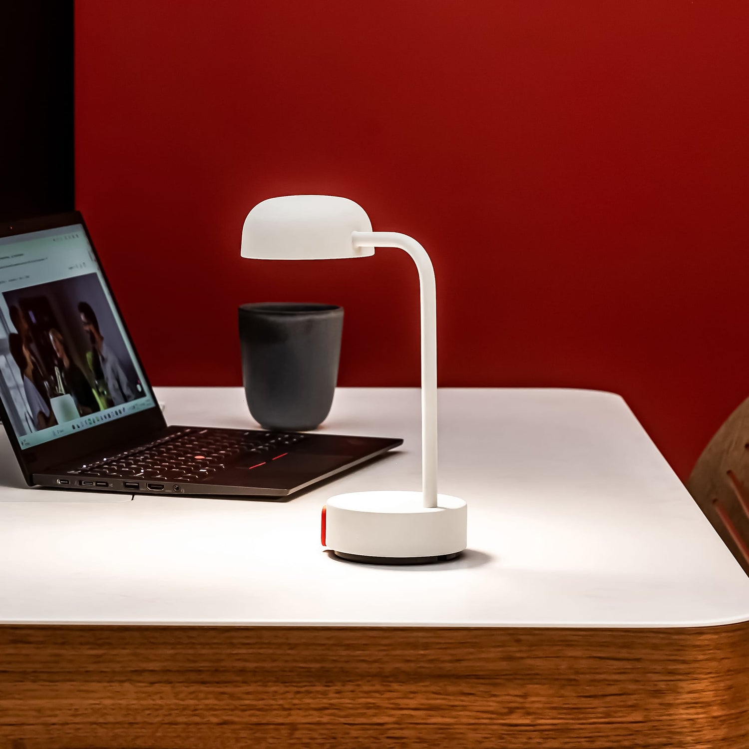 Fokus Cloudy White by Kooduu, dimmable LED lamp for Canadian work and leisure.