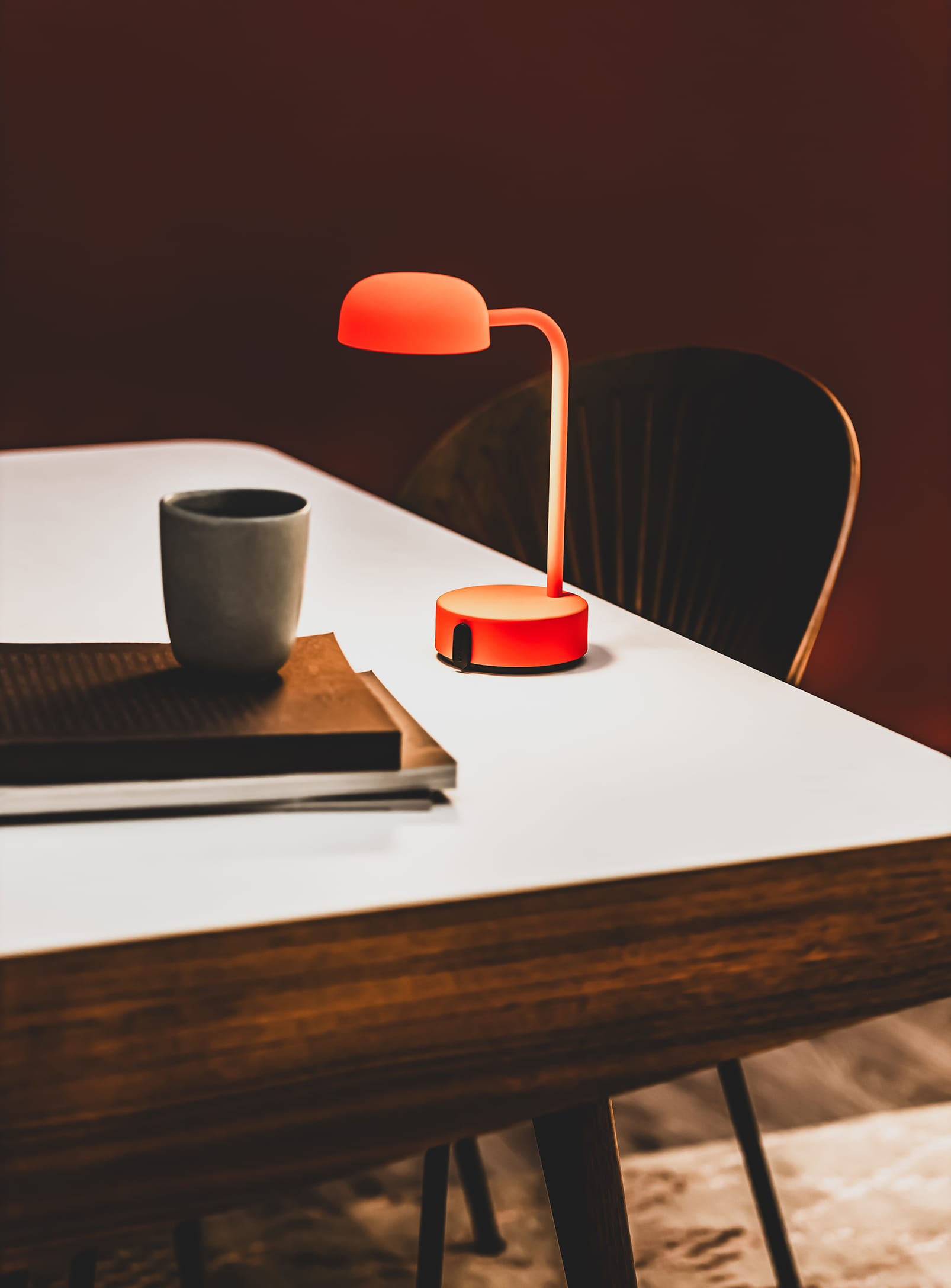 Kooduu Fokus Orange – stylish LED table lamp with vibrant color, USB charging, and up to 40 hours of battery life.