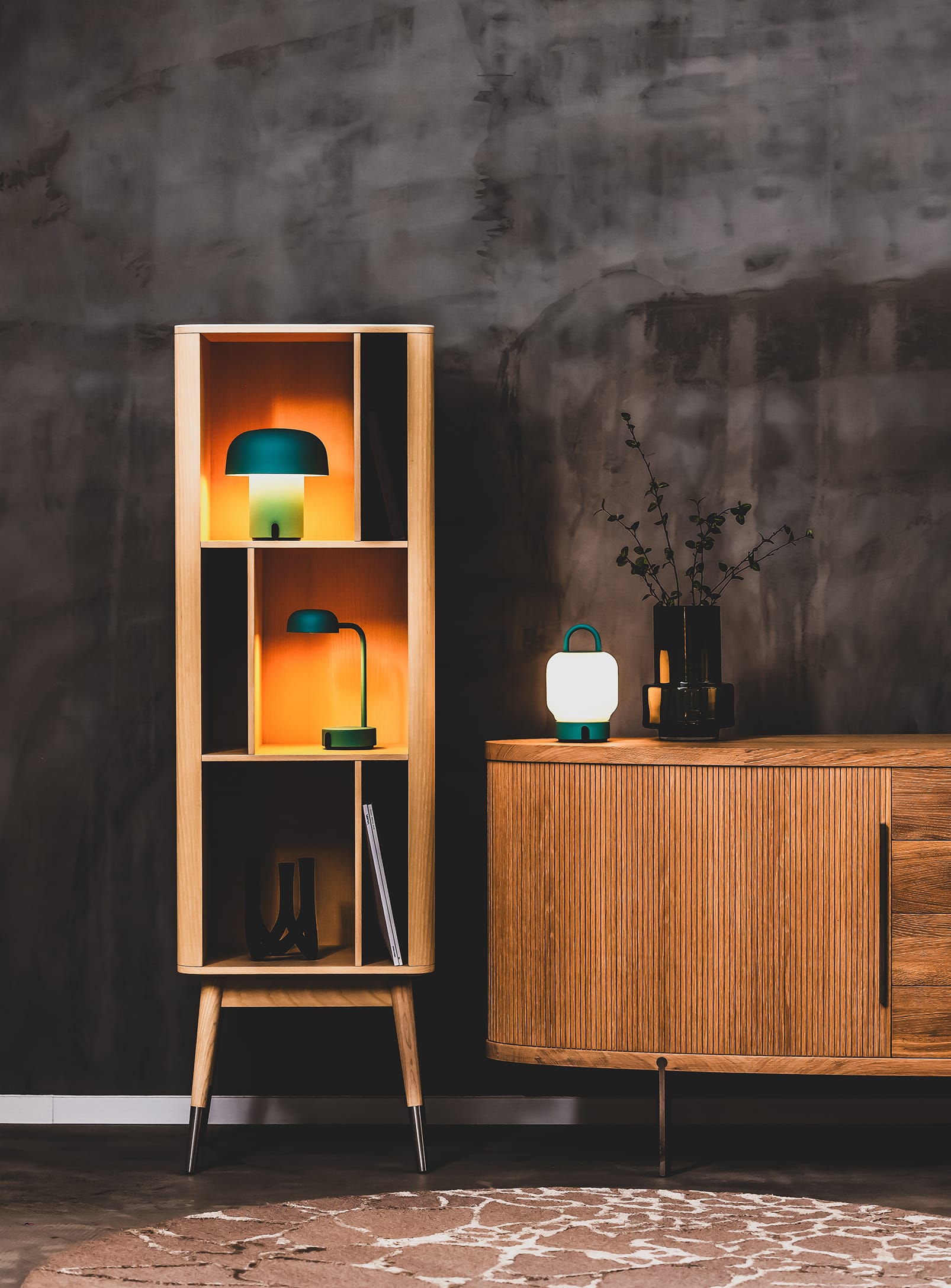 Kooduu Fokus Smoky Teal – sleek LED table lamp with up to 40 hours of battery life and continuous dimming for any setting.