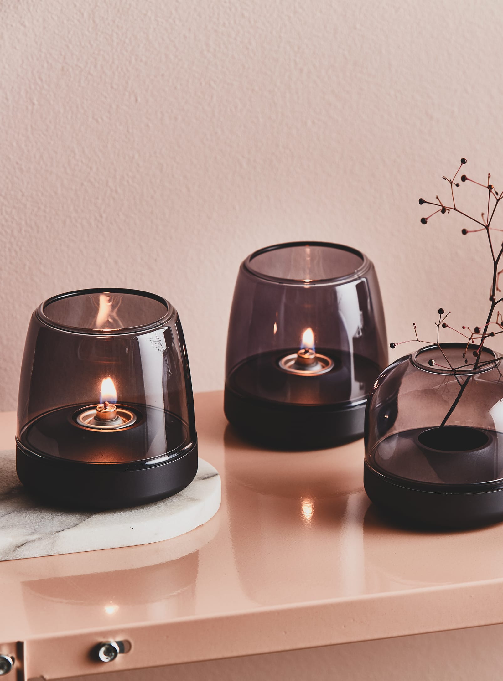 Kooduu Glow 08 Smokey Grey – modern flameless candle holder with a high-end design and safe, rechargeable LED lighting.