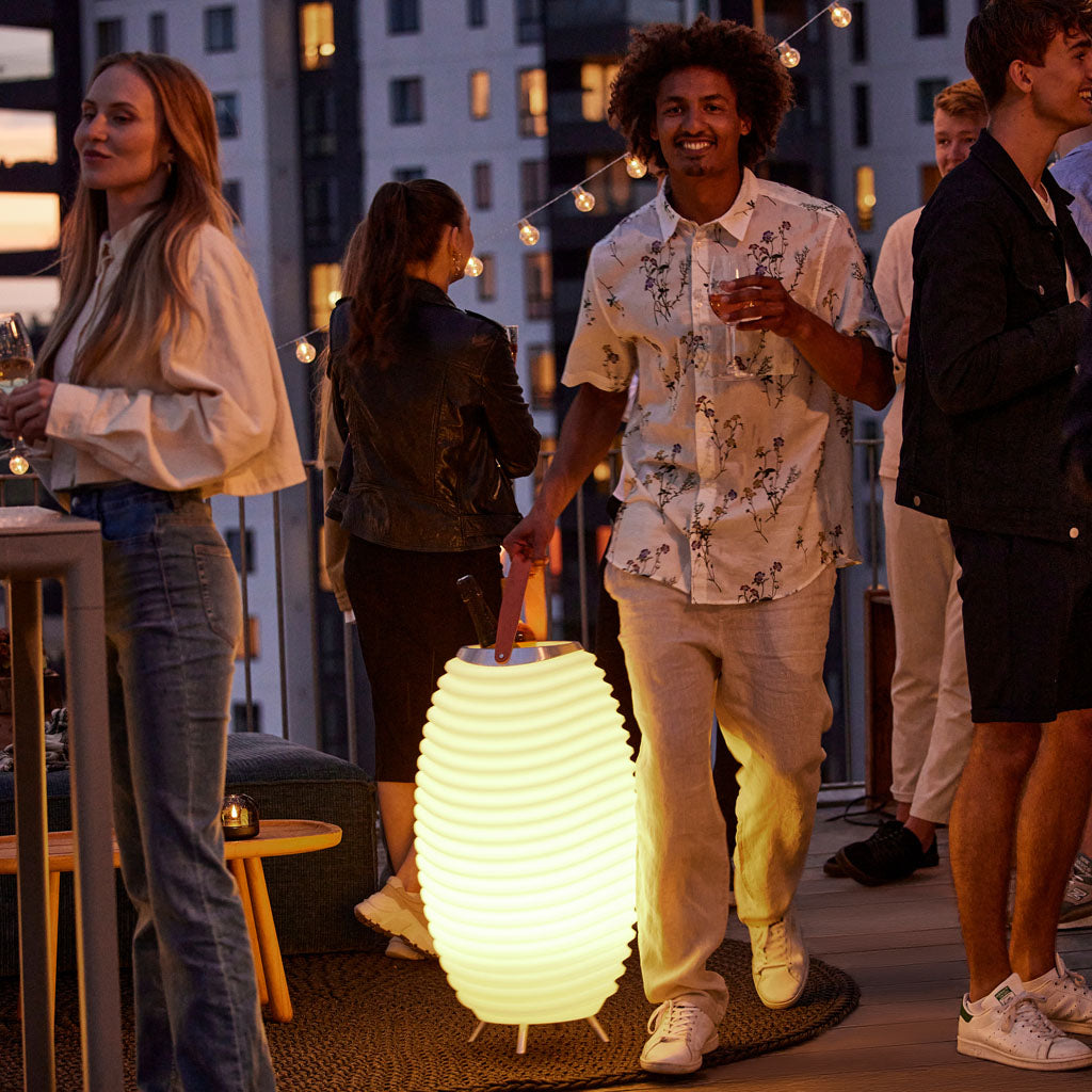 Looking for the perfect entertainment accessory? Look no further than the Kooduu Synergy 65! This impressive device combines an LED lamp, Bluetooth speaker, and drinks cooler, and its Bright Sound Technology™ ensures superior audio quality.