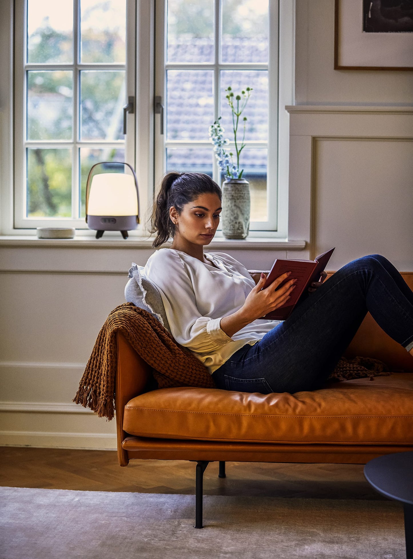 Kooduu Lite-up Play Mini Earth – stylish speaker lamp with dimmable LED lighting and Bluetooth JBL sound for any setting.
