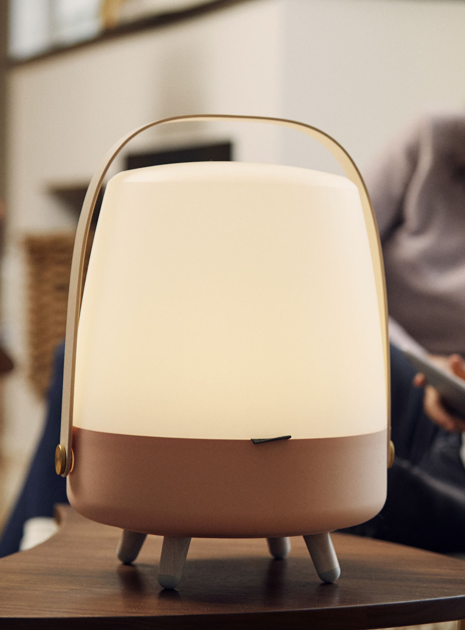 Kooduu Lite-up Play Light Rose – stylish LED speaker lamp with Bright Sound Technology™ and True Wireless stereo pairing.