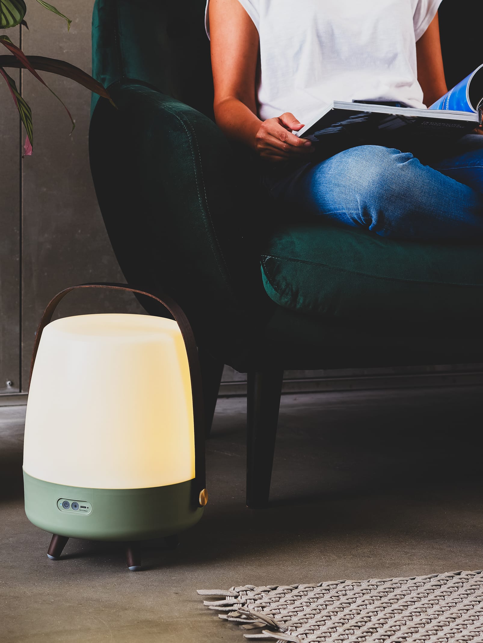 Kooduu Lite-up Play Petroleum – stylish Bluetooth speaker lamp with JBL sound and adjustable warm white light.