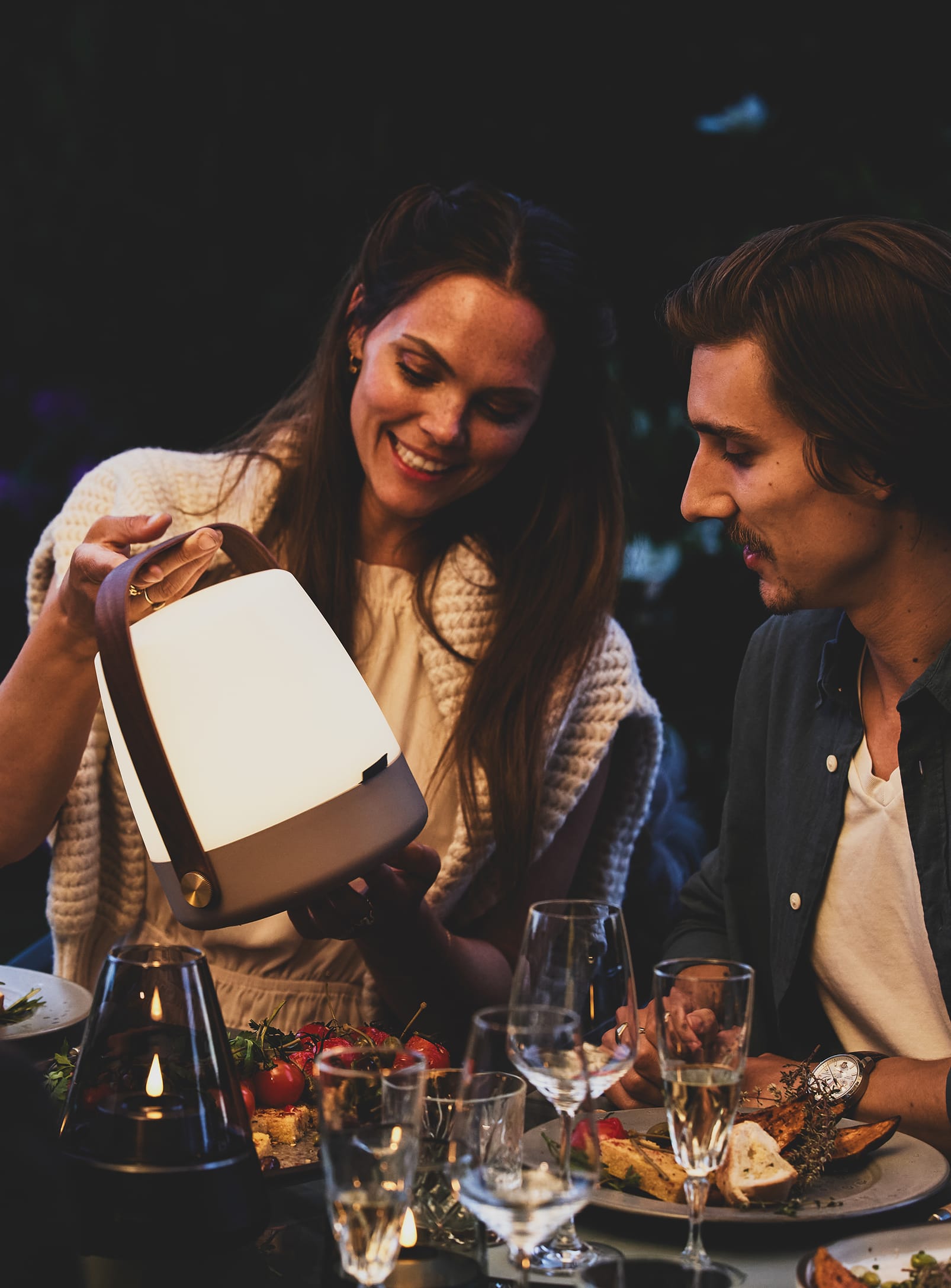 Kooduu Lite-up Earth – portable LED lamp with a wooden handle, perfect for indoor or outdoor use with rechargeable battery.