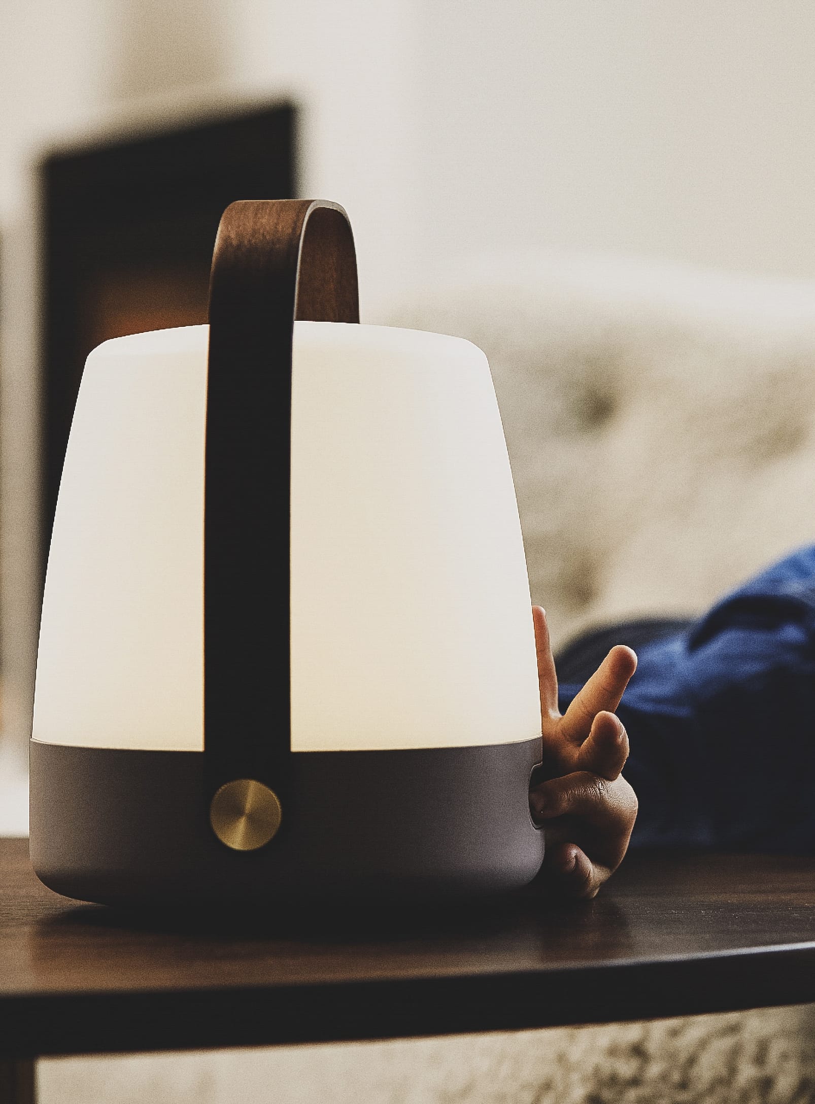 Lite-up Earth by Kooduu – rechargeable LED table lamp with 4 warm light settings, ideal for creating a cozy mood anywhere.