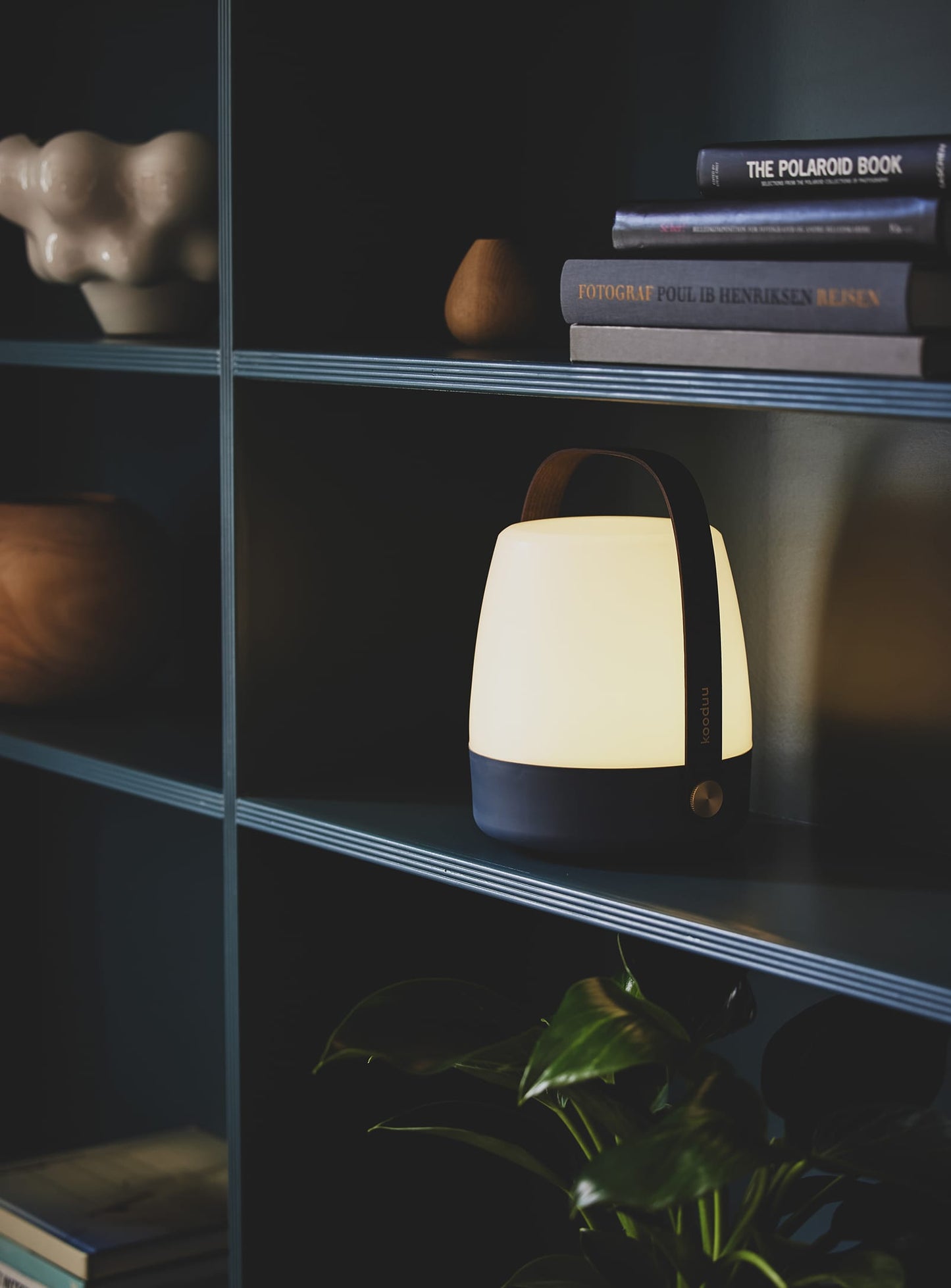 Kooduu Lite-up Ocean Blue – stylish LED lamp with rechargeable battery and wooden handle, ideal for indoor or outdoor use.