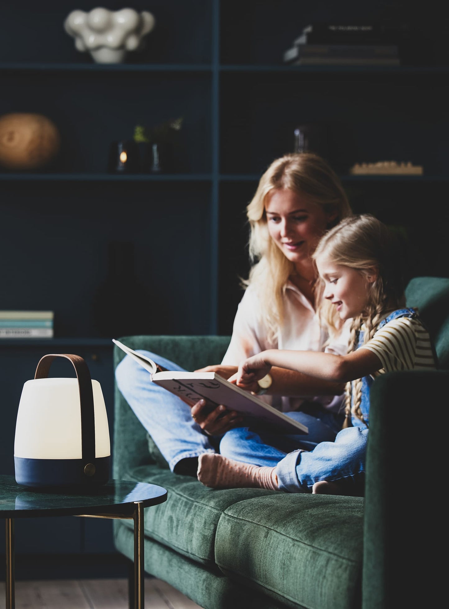 Lite-up Ocean Blue by Kooduu – rechargeable LED table lamp with 4 light intensity settings, ideal for living rooms and patios.