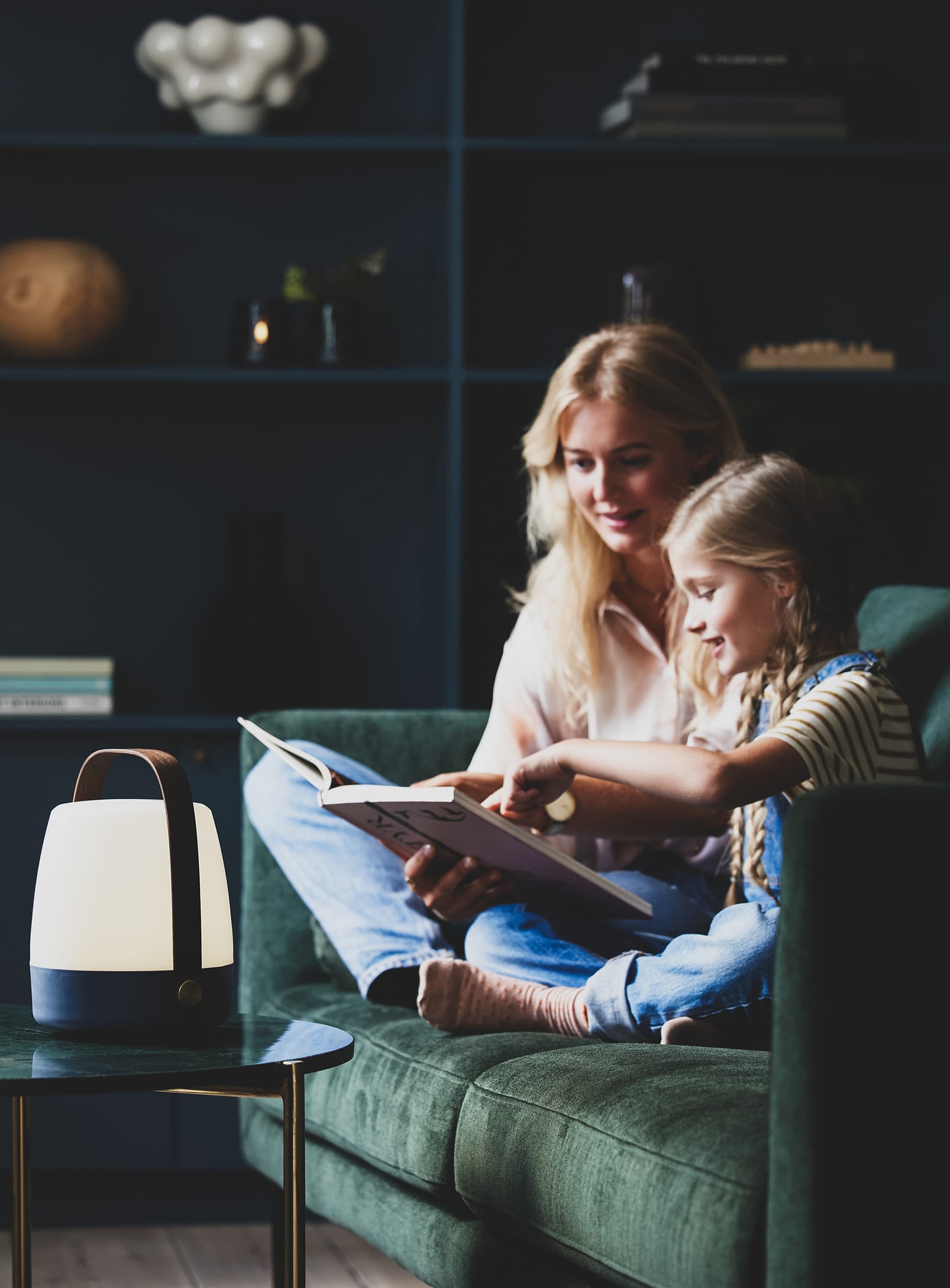 Lite-up Ocean Blue by Kooduu – rechargeable LED table lamp with 4 light intensity settings, ideal for living rooms and patios.