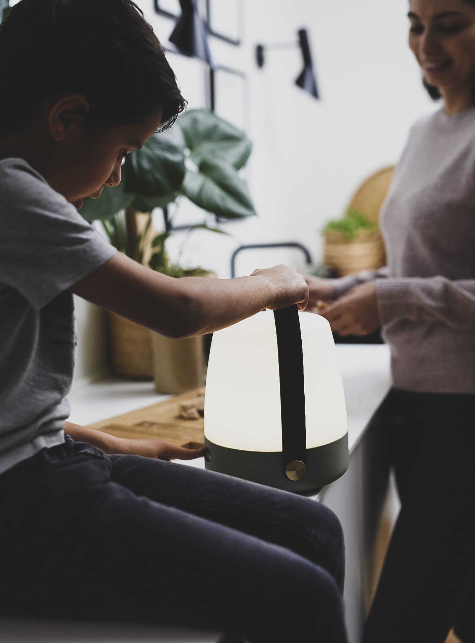 Lite-up Petroleum by Kooduu – rechargeable LED lamp with 4 brightness levels, ideal for living rooms, gardens, or road trips.