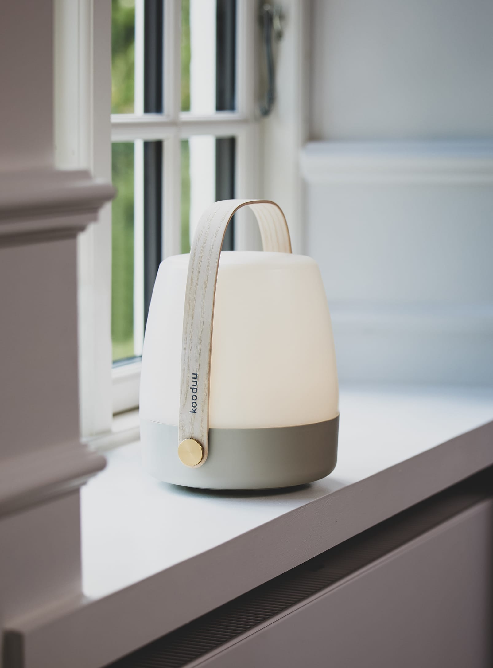 Nordic-inspired Lite-up Sand – portable LED lamp with warm white light and wooden handle, perfect for home or outdoor spaces.