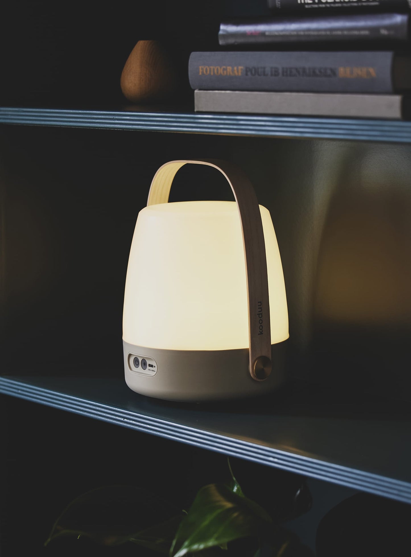 Lite-up Sand by Kooduu – rechargeable LED lamp with 4 brightness levels, ideal for living rooms, patios, or road trips.