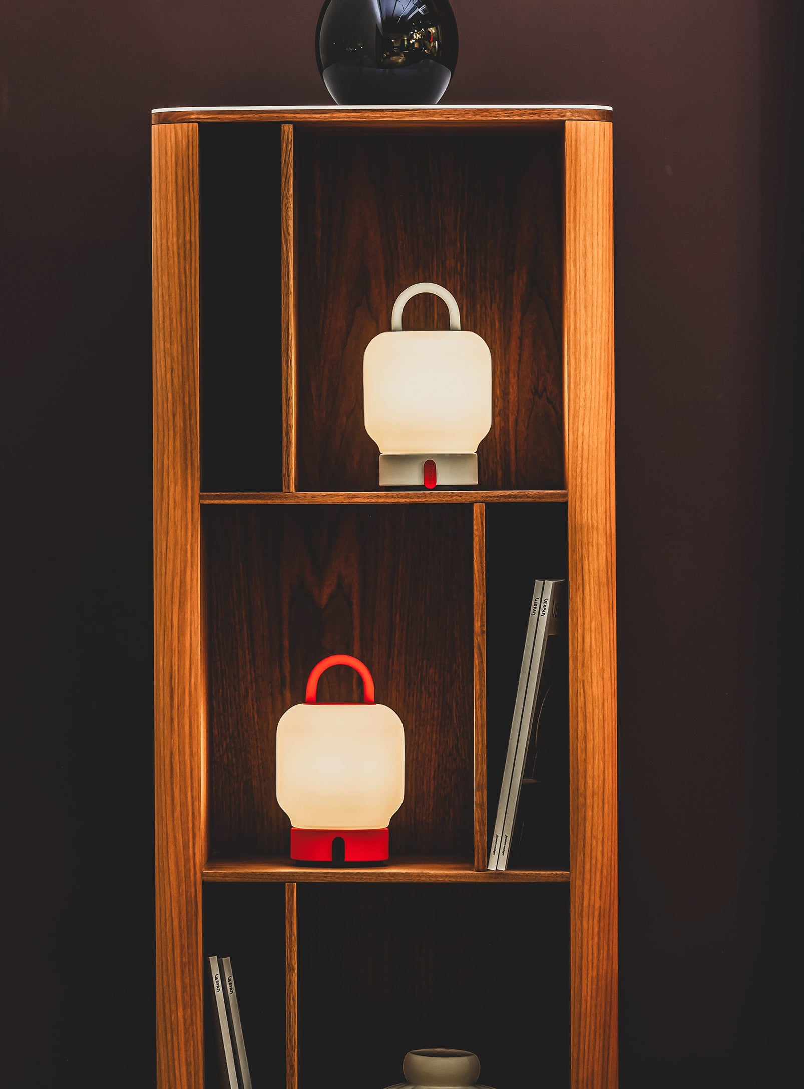 Kooduu Loome Orange – stylish LED lamp with 2700K warm light and 40-hour battery life, ideal for creating cozy ambiance.