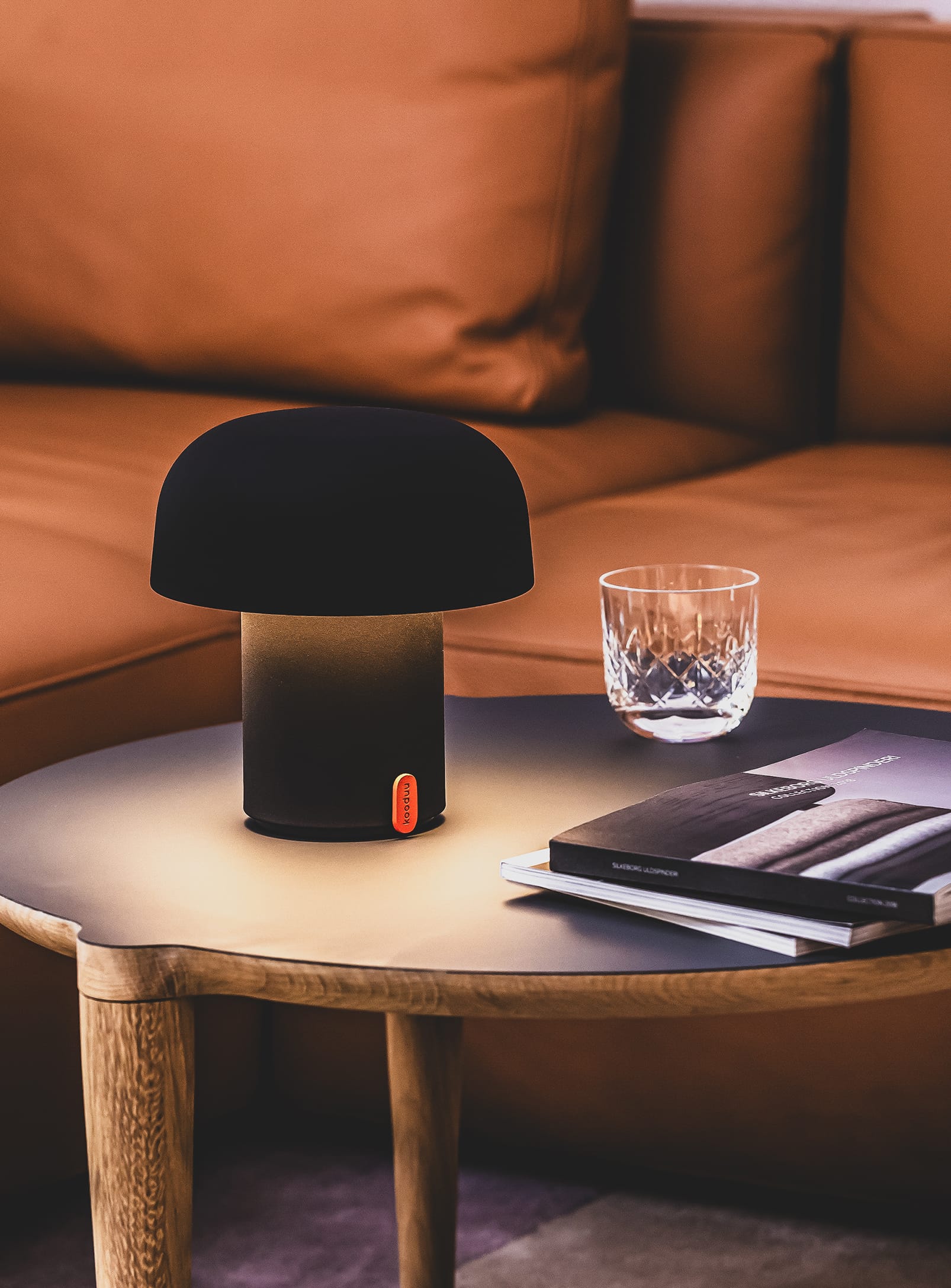 Kooduu Sensa Anthracite – sleek LED lamp with 2700K warm light and 40-hour battery life, perfect for any room or workspace.