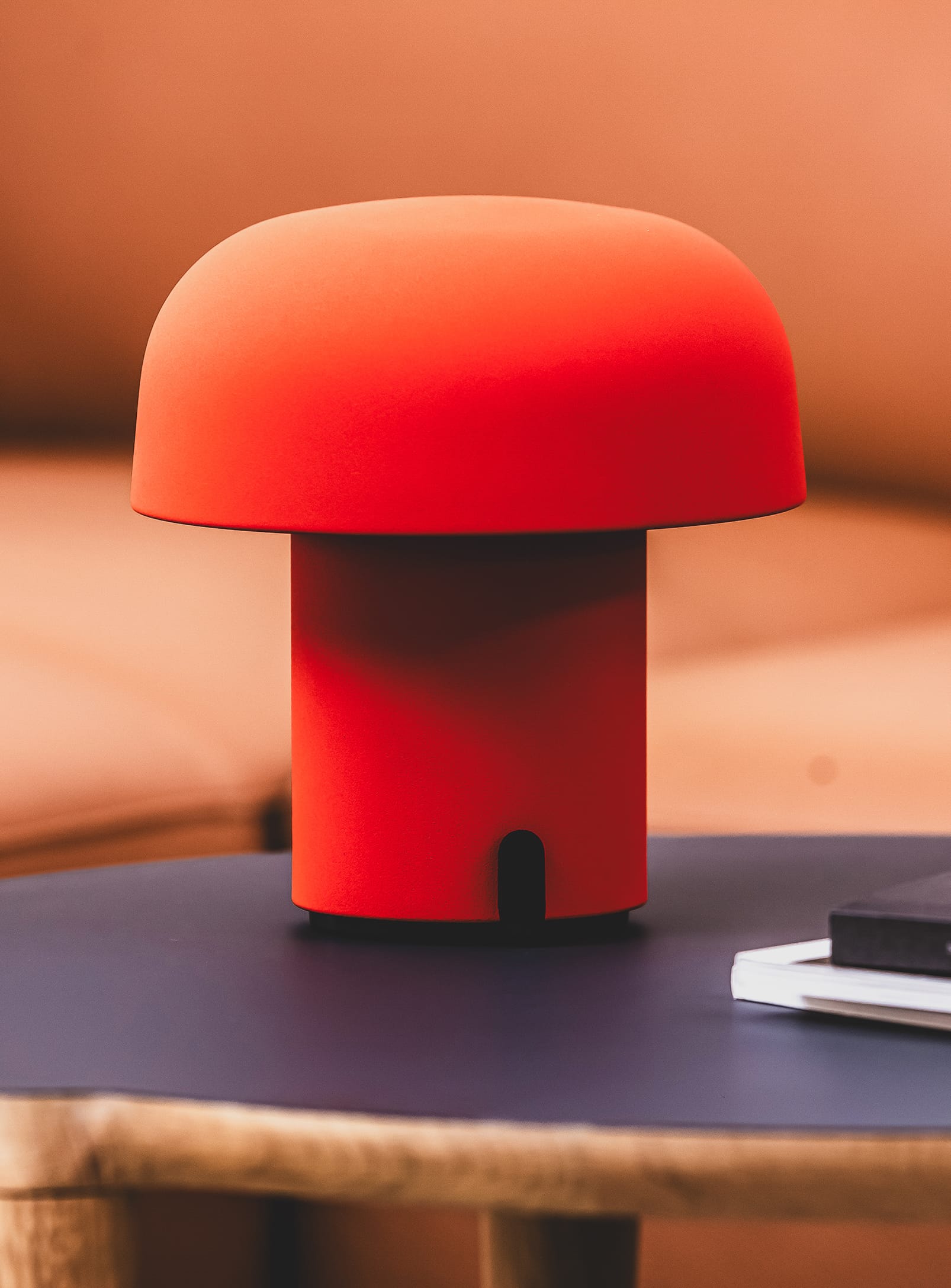 Kooduu Sensa Orange – stylish LED lamp with 2700K warm light and 40-hour battery life, perfect for creating cozy ambiance.
