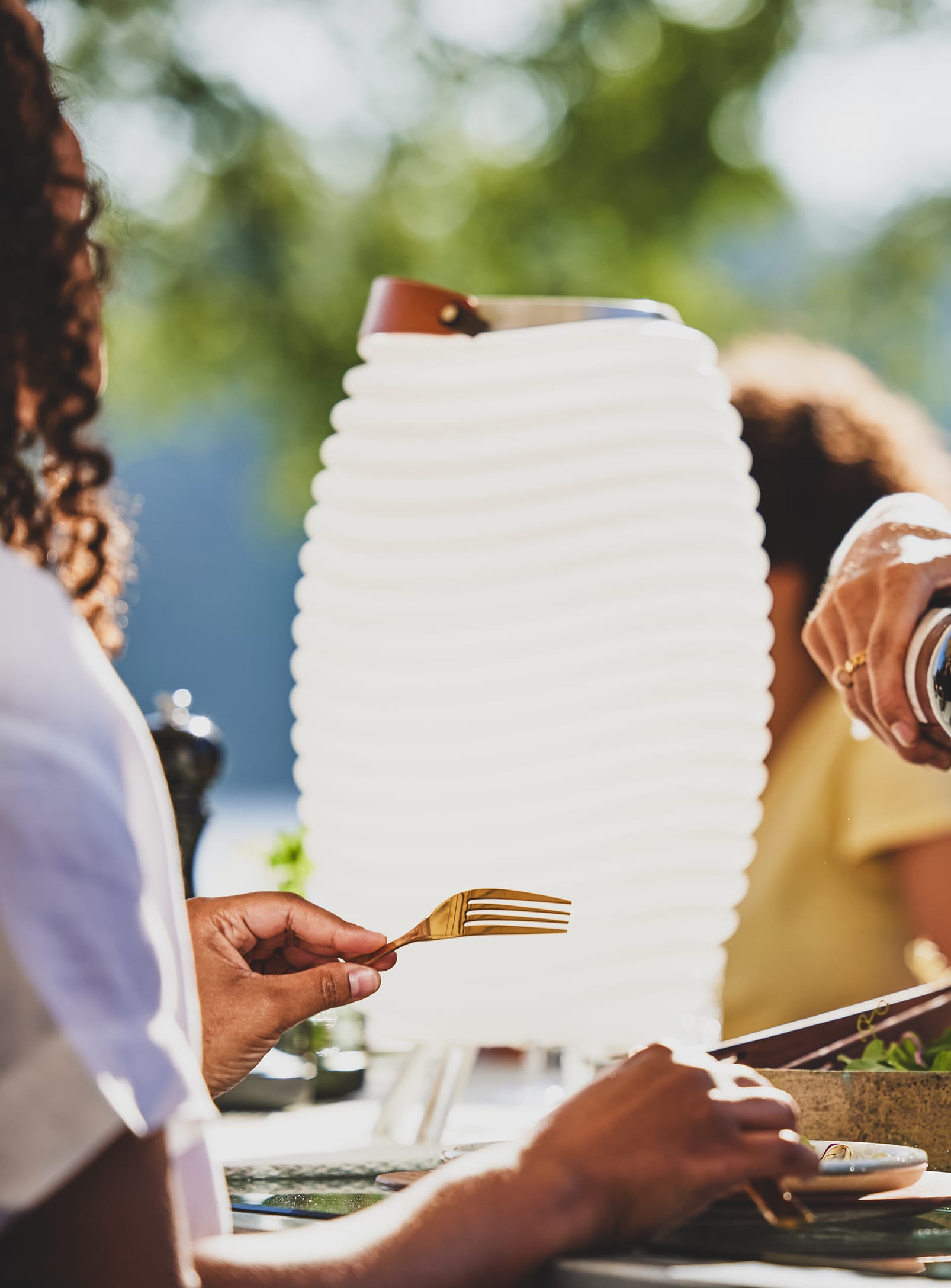 Kooduu Synergy 35 – portable Bluetooth speaker lamp with built-in drinks holder and high-quality sound via Bright Sound Technology™.