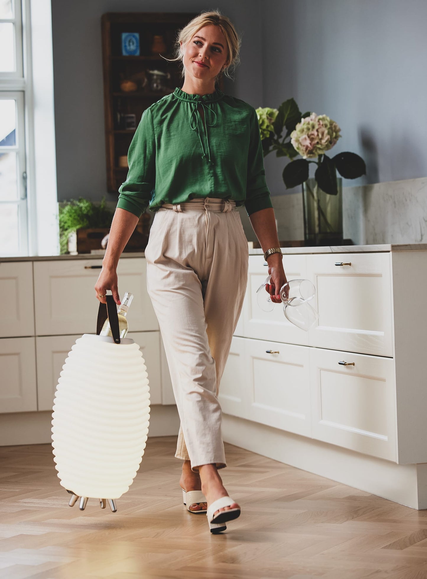 Kooduu Synergy 50 – dimmable LED lamp, Bluetooth speaker, and wine cooler with 4 light intensities and reusable ice cubes.