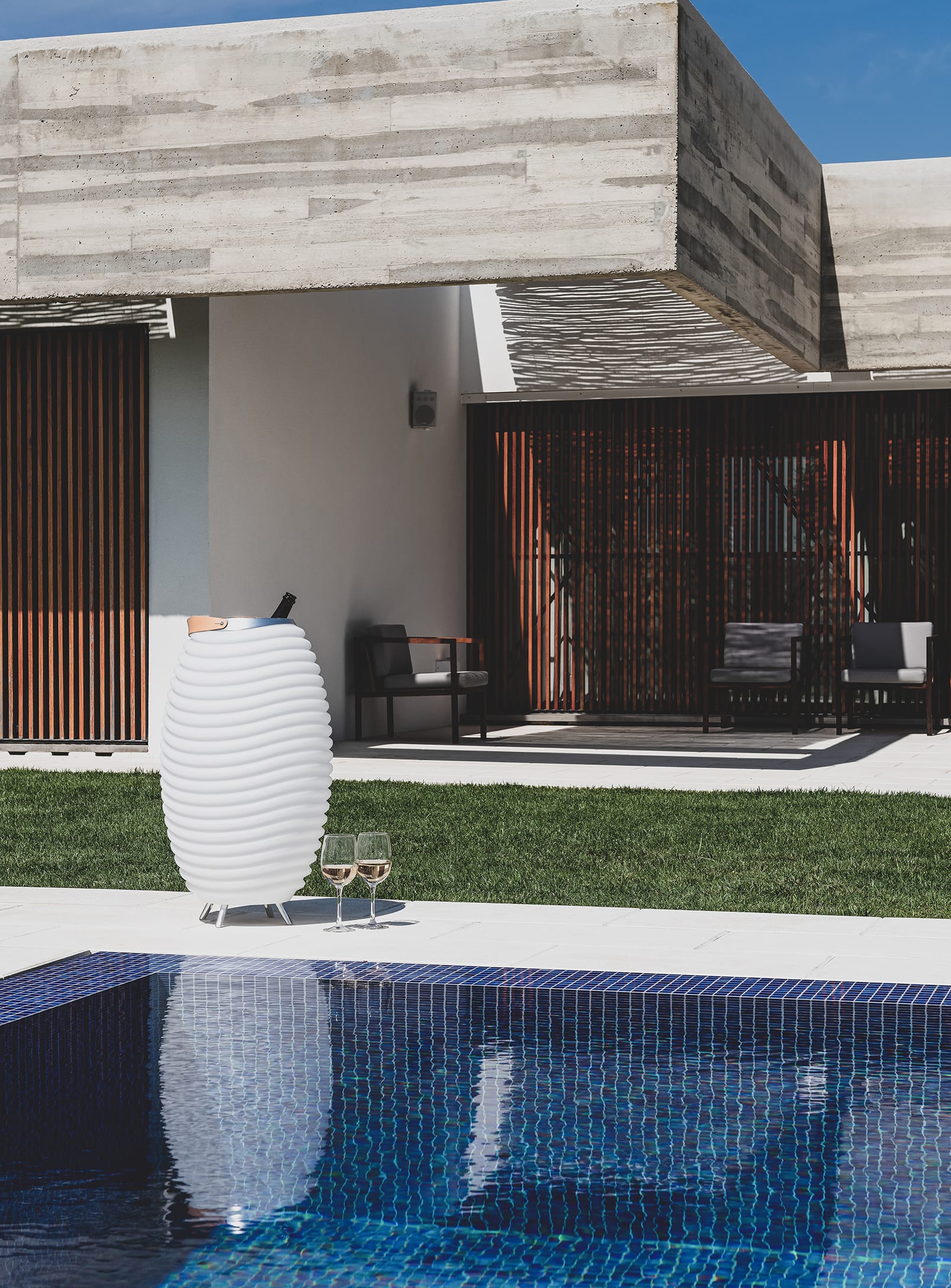Kooduu Synergy 65 – portable LED lamp with adjustable lighting, Bluetooth sound, and drinks cooler for entertaining guests.