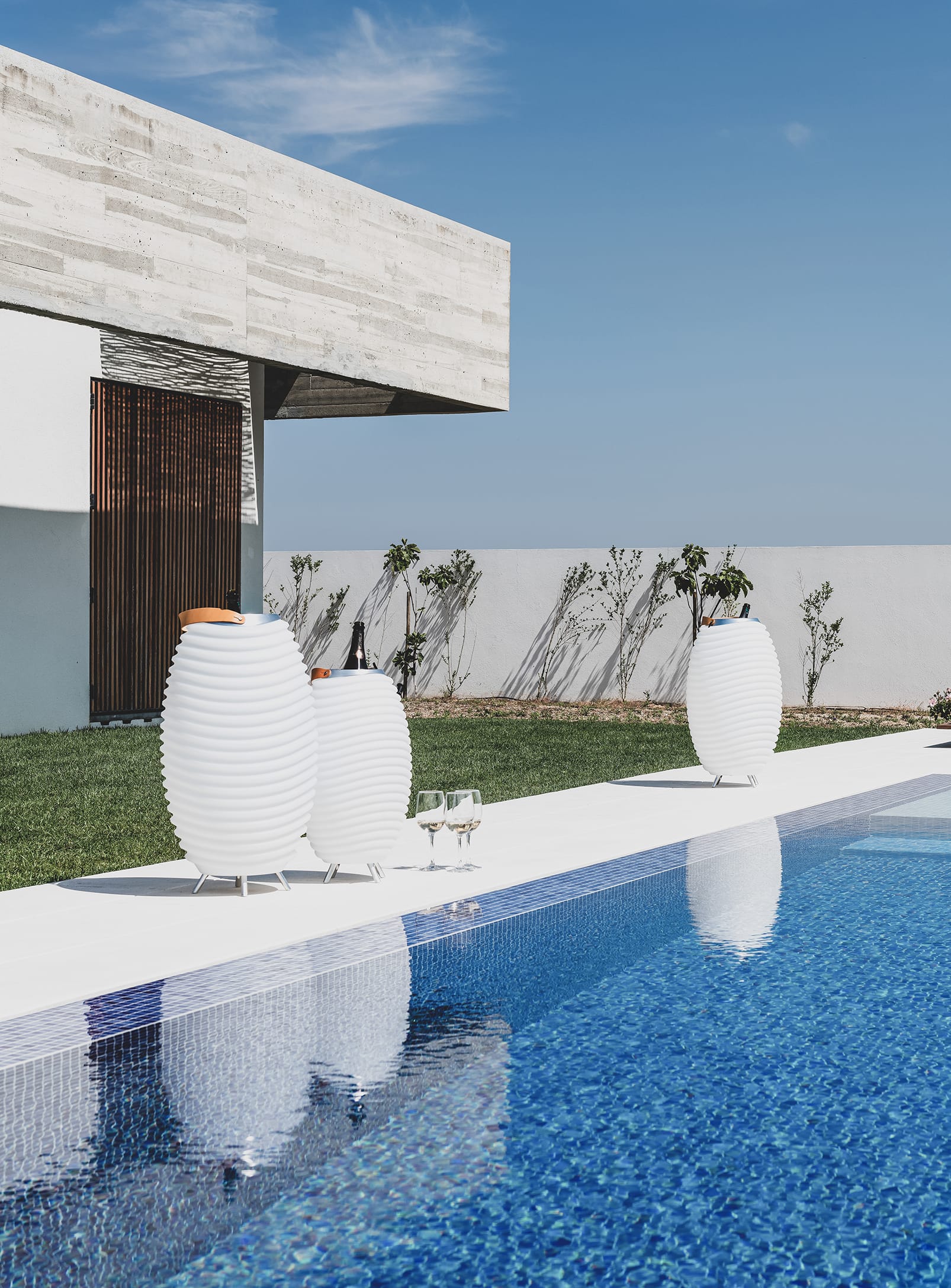 Synergy 65 by Kooduu – 3-in-1 LED lamp, Bluetooth speaker, and drinks cooler with reusable ice cubes and rechargeable battery.