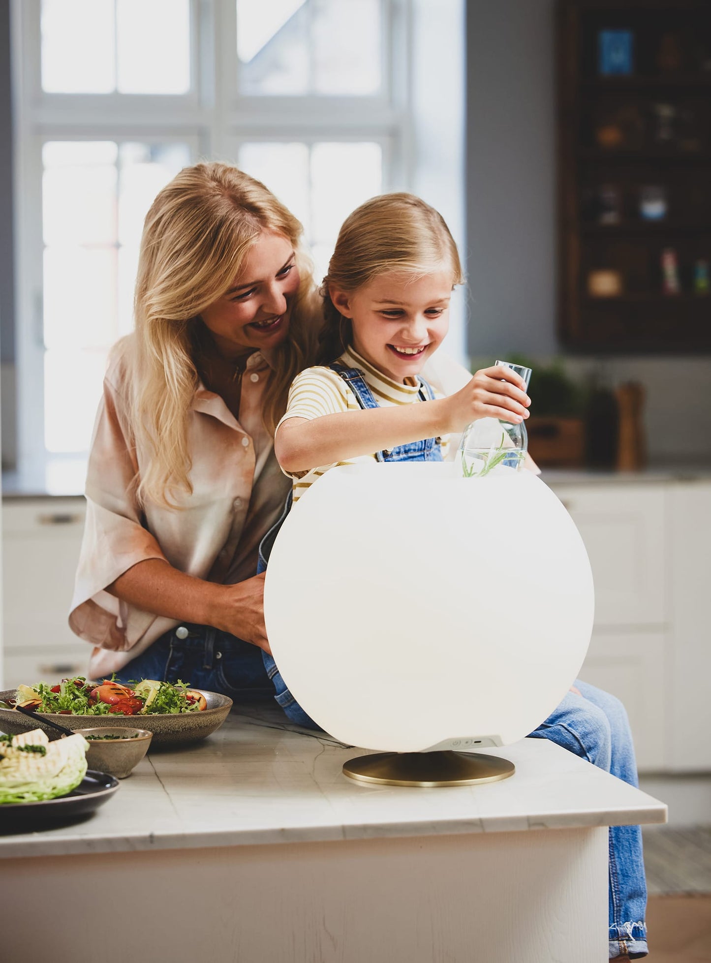 Kooduu Sphere Brass – elegant speaker lamp with drink cooler and dimmable LED lighting, perfect for social gatherings.
