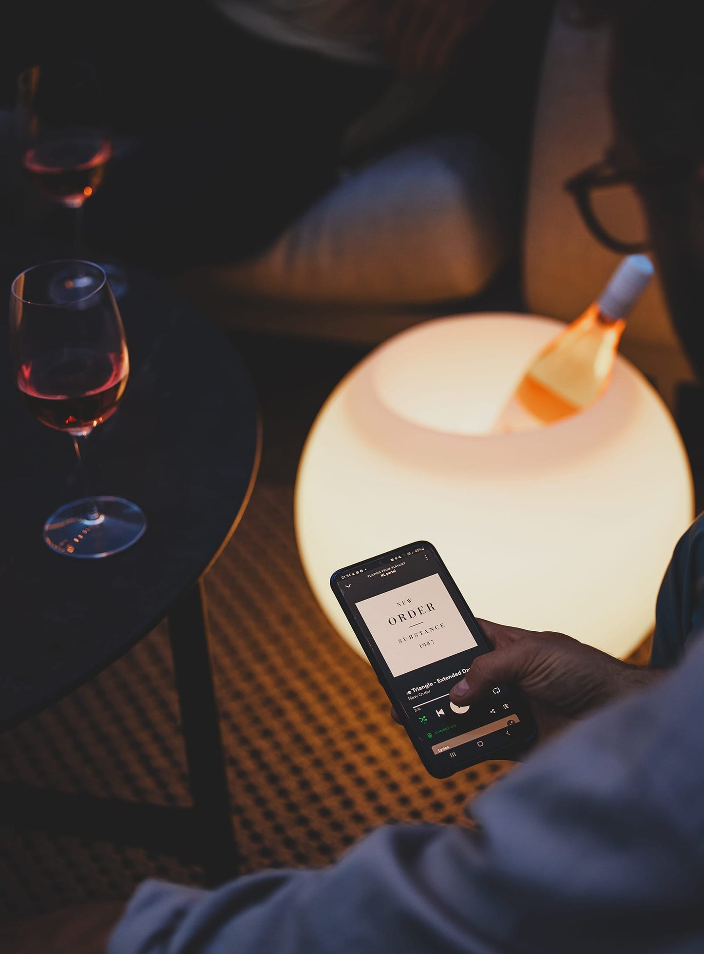 Kooduu Sphere Brushed Silver – stylish speaker lamp with dimmable lighting and drink cooler for elegant home gatherings.