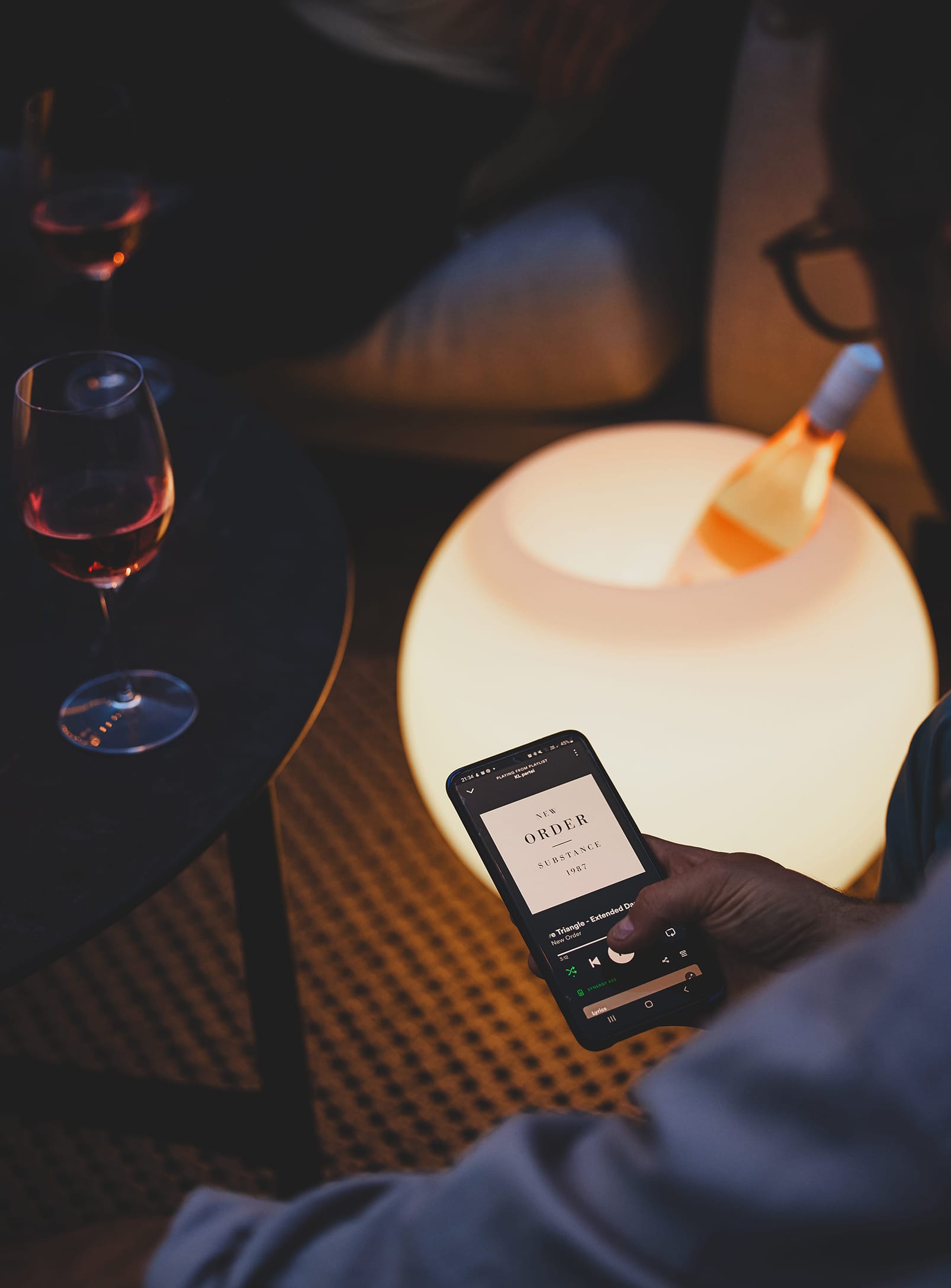 Kooduu Sphere Brushed Silver – stylish speaker lamp with dimmable lighting and drink cooler for elegant home gatherings.