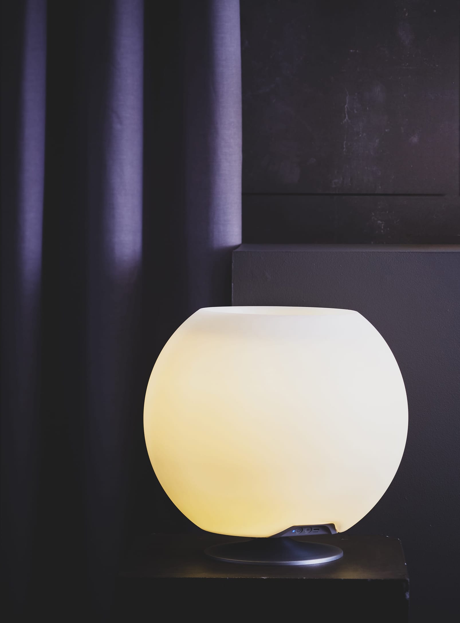 Sphere Brushed Silver by Kooduu – Bluetooth speaker lamp with adjustable lighting and space for two bottles, perfect for hosting.