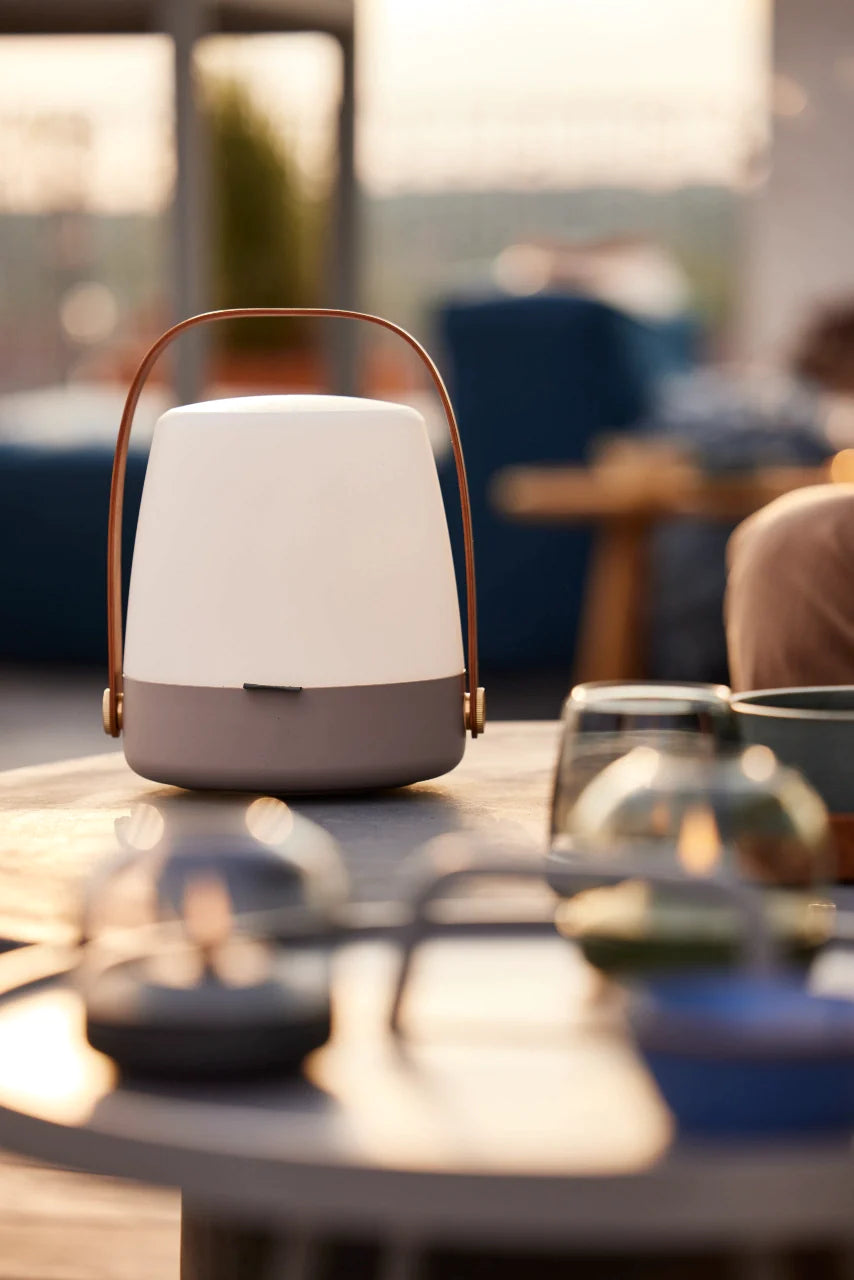 Looking for a unique and versatile lamp for your home or outdoor space? Look no further than the Kooduu Lite-up! With 4 warm white light intensity settings and a portable and rechargeable design, this LED lamp is the perfect addition to any decor, whether you're in your bedroom, garden, or on a camping trip.