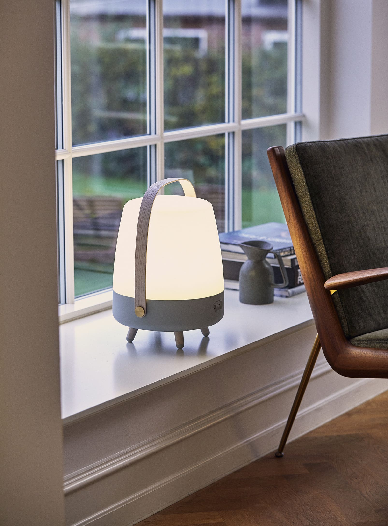 Lite-up Play Sky Blue by Kooduu – Bluetooth-enabled LED lamp with dimmable light and superior audio for a cozy atmosphere.